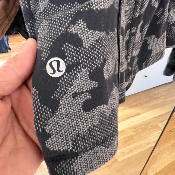 Lululemon “Run Briskly” 1/2 Zip
Incognito Camo Black size 4 - Picture 1 of 7